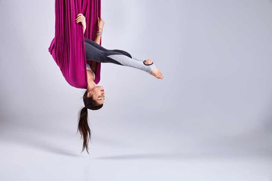 Taller de yoga aéreo acrobático en pareja